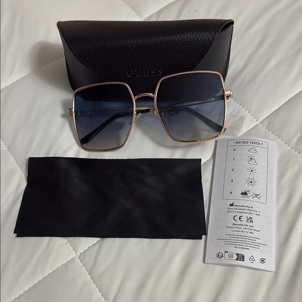 Guess Women's Sunglasses with Black and Gold Frame